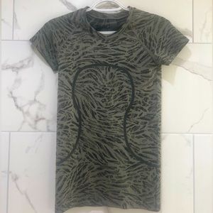 Lululemon Primal Clash Black/Gull Grey Swiftly Tech Short-Sleeve Shirt 2.0